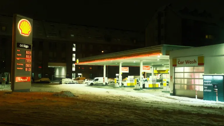 Degvielas cenas Baltijā: kā salīdzināt bez nodokļu jucekļa