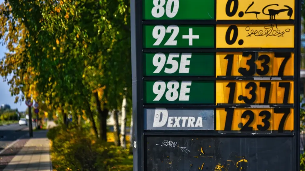 Degvielas uzpildes stacijas cenu tablo ar dažādiem degvielas veidiem un cenām.