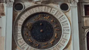 Sena, grezna zodiaka pulksteņa detaļas uz ēkas fasādes svētdienas mierīgam noskaņojumam.