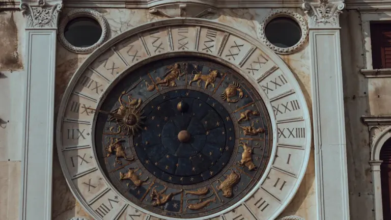 Sena, grezna zodiaka pulksteņa detaļas uz ēkas fasādes svētdienas mierīgam noskaņojumam.