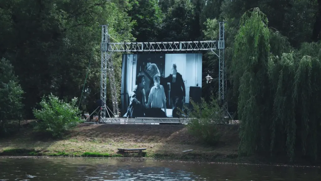 Liels āra ekrāns ar kino seansu Rēzeknes Kultūras un atpūtas parka teritorijā pie dīķa.