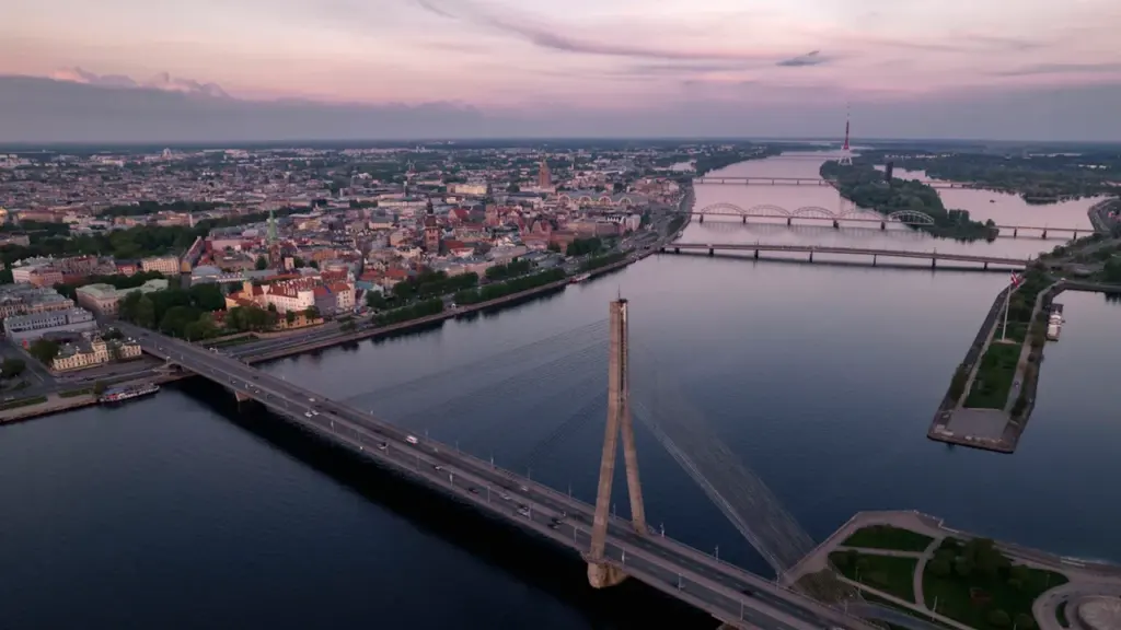 Brīvības piemineklis Rīgā saulrietā, simbolizējot Latvijas neatkarību un valstisko piederību sabiedrībai.