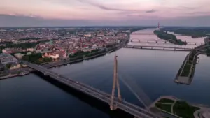Brīvības piemineklis Rīgā saulrietā, simbolizējot Latvijas neatkarību un valstisko piederību sabiedrībai.