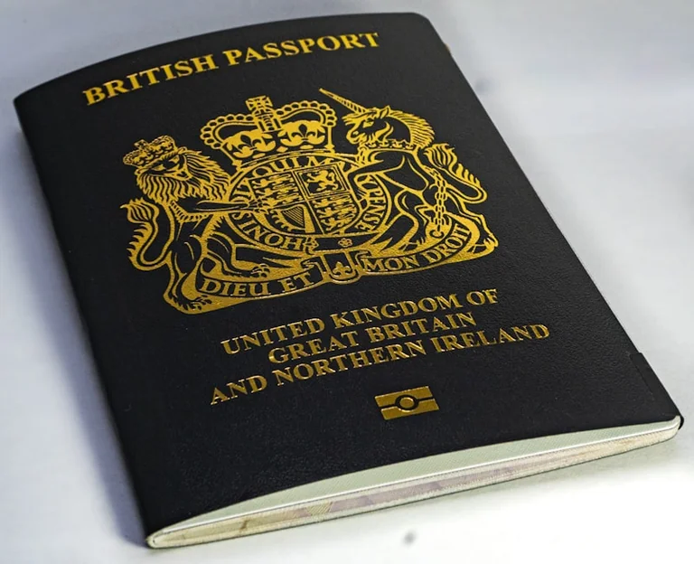 Uz Apvienoto Karalisti: pārbaudiet ETA un pases datus