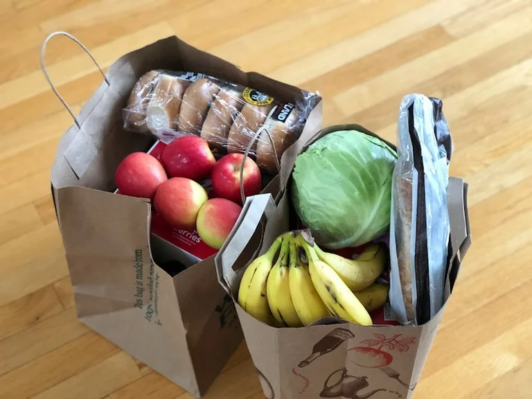 Kā plānot pārtikas budžetu nedēļai un samazināt produktu izmešanu