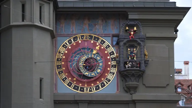 Sena astronomiskā pulksteņa ciparnīca ar zodiaka zīmēm uz vecas ēkas fasādes.