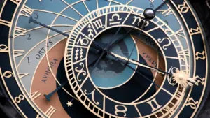 Prāgas astronomiskā pulksteņa ciparnīca ar zodiaka zīmēm, kas simbolizē laiku un astroloģiju.