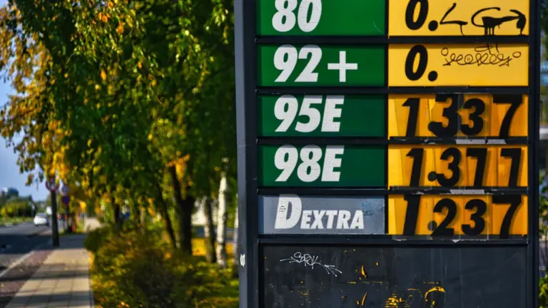 Degvielas uzpildes stacijas cenu tablo ar dažādu degvielas veidu un cenu norādēm Latvijā.
