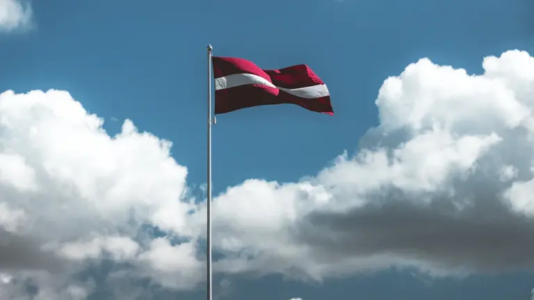 Latvijos vėliavos istorija ir spalvų simbolika