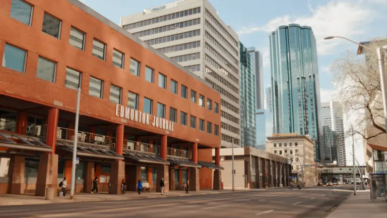 Alberta ielas arhitektūra Rīgā ar raksturīgām fasādēm un pilsētas noskaņu.