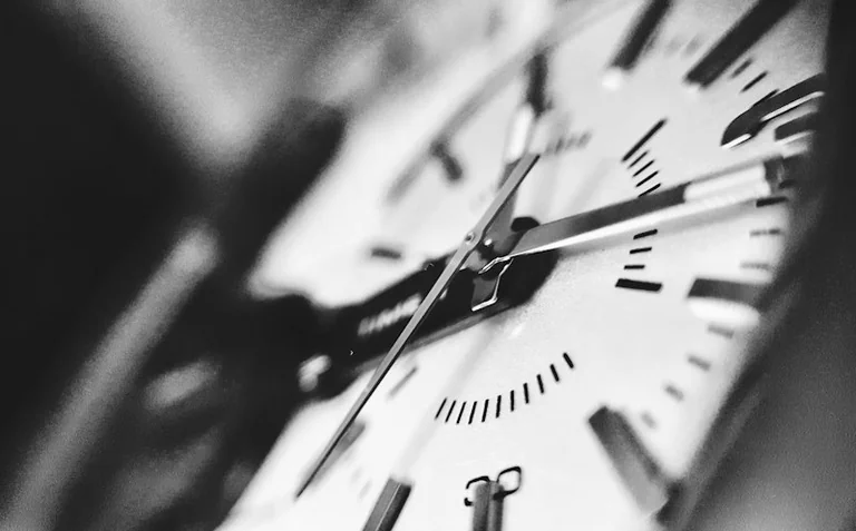 Sapnis par kavēšanos: pārbaudi, kur ikdienā pietrūkst laika