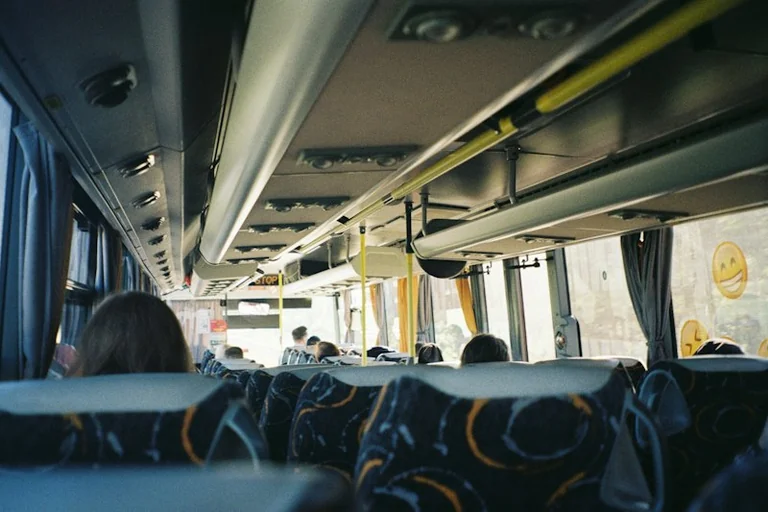 Sapnis par nokavētu autobusu: ko tas var atklāt par ikdienas steigu