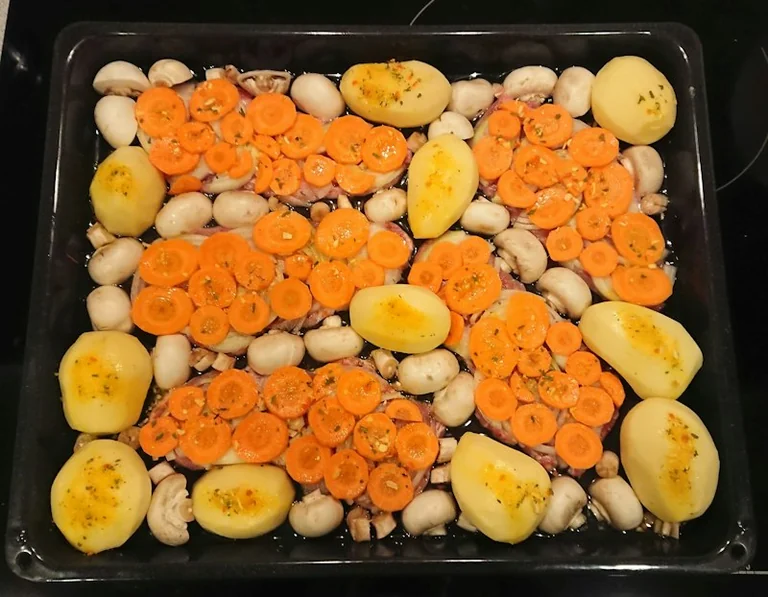 Sēņu un kartupeļu sacepums sātīgām rudens vakariņām